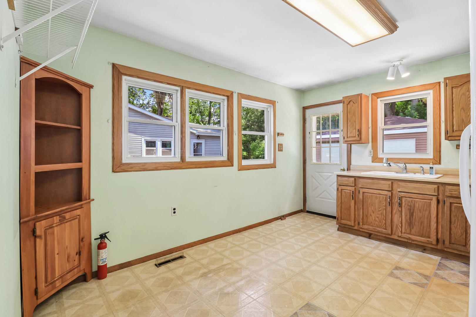 91 Bay Road Fox Lake, IL 60020 - Photo 8 of 26