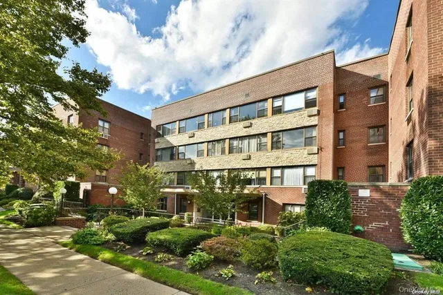 $458,000 | 15 Hill Park Avenue, Unit 2C, Great Neck, NY 11021