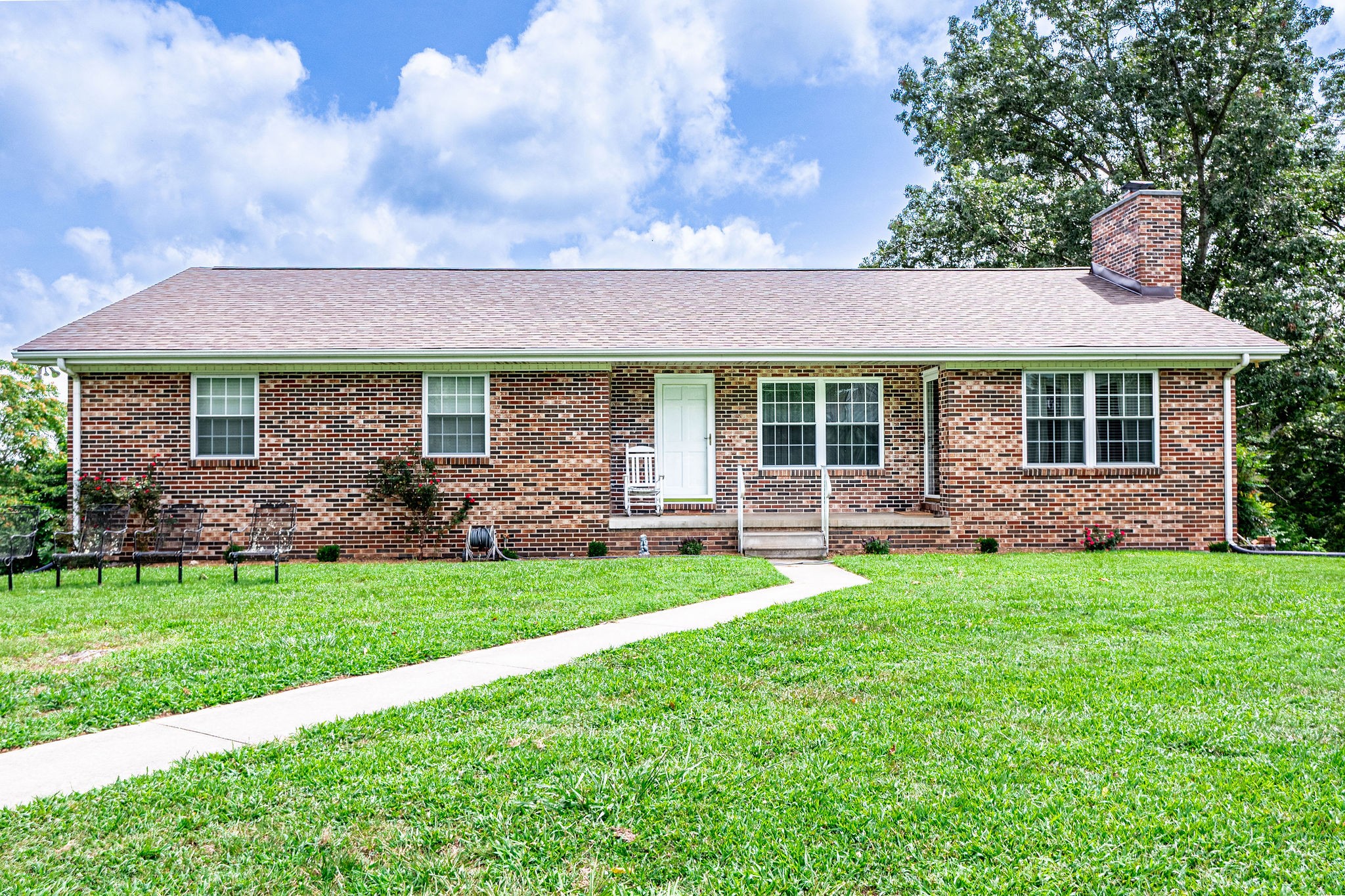 a view of a house with a backyard