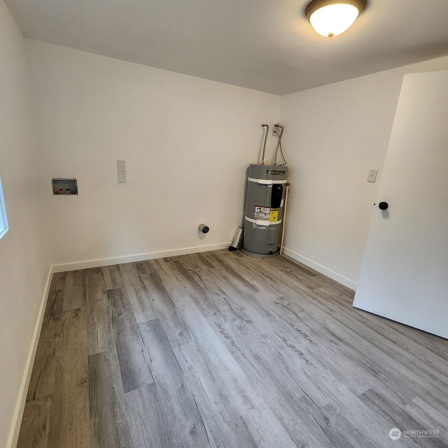 62 Kin Road Naselle, WA 98638 - Photo 16 of 20 a view of empty room with wooden floor