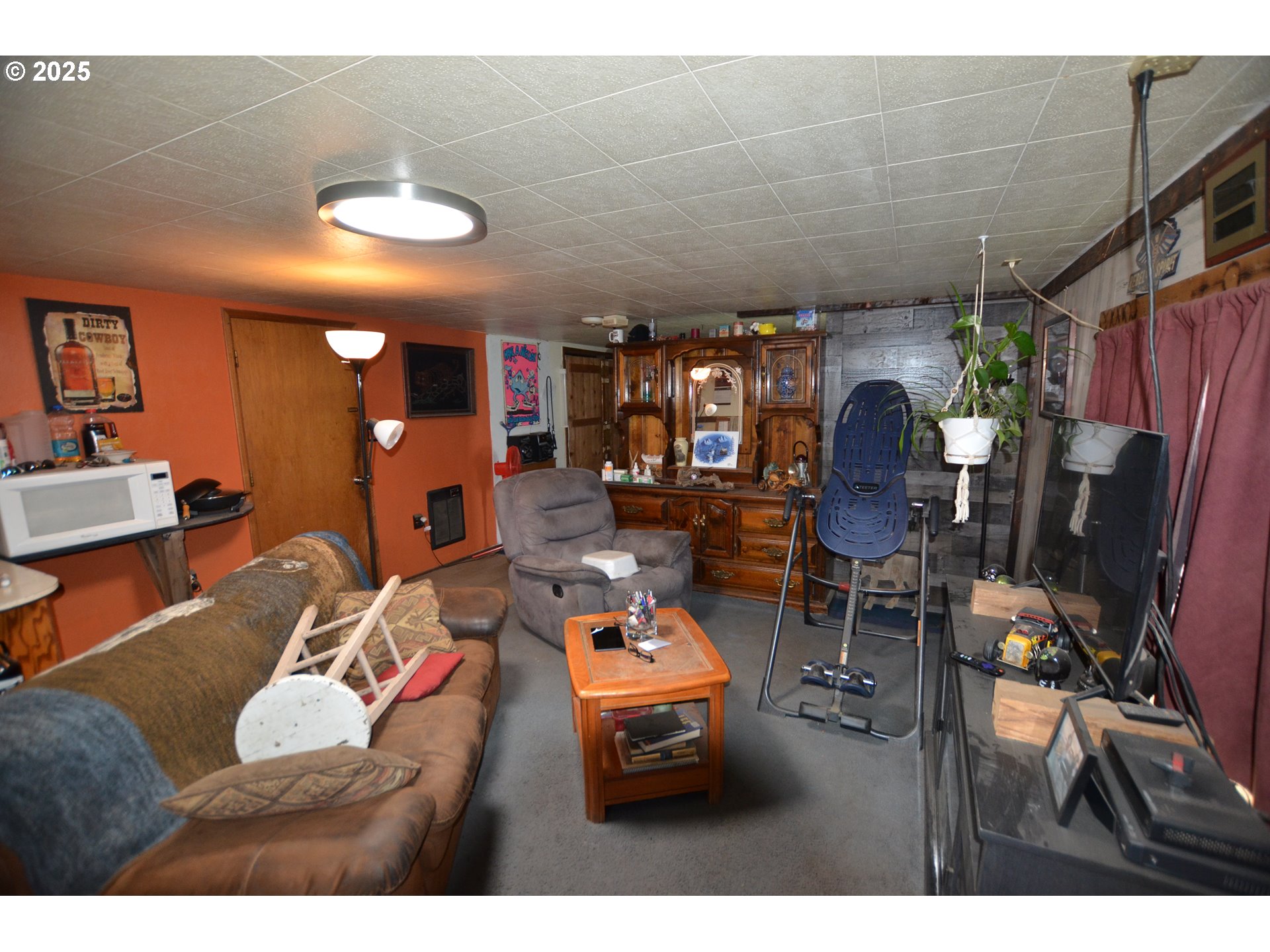 46083 Adams Road Pendleton, OR 97801 - Photo 19 of 47 a living room with furniture and a dining table