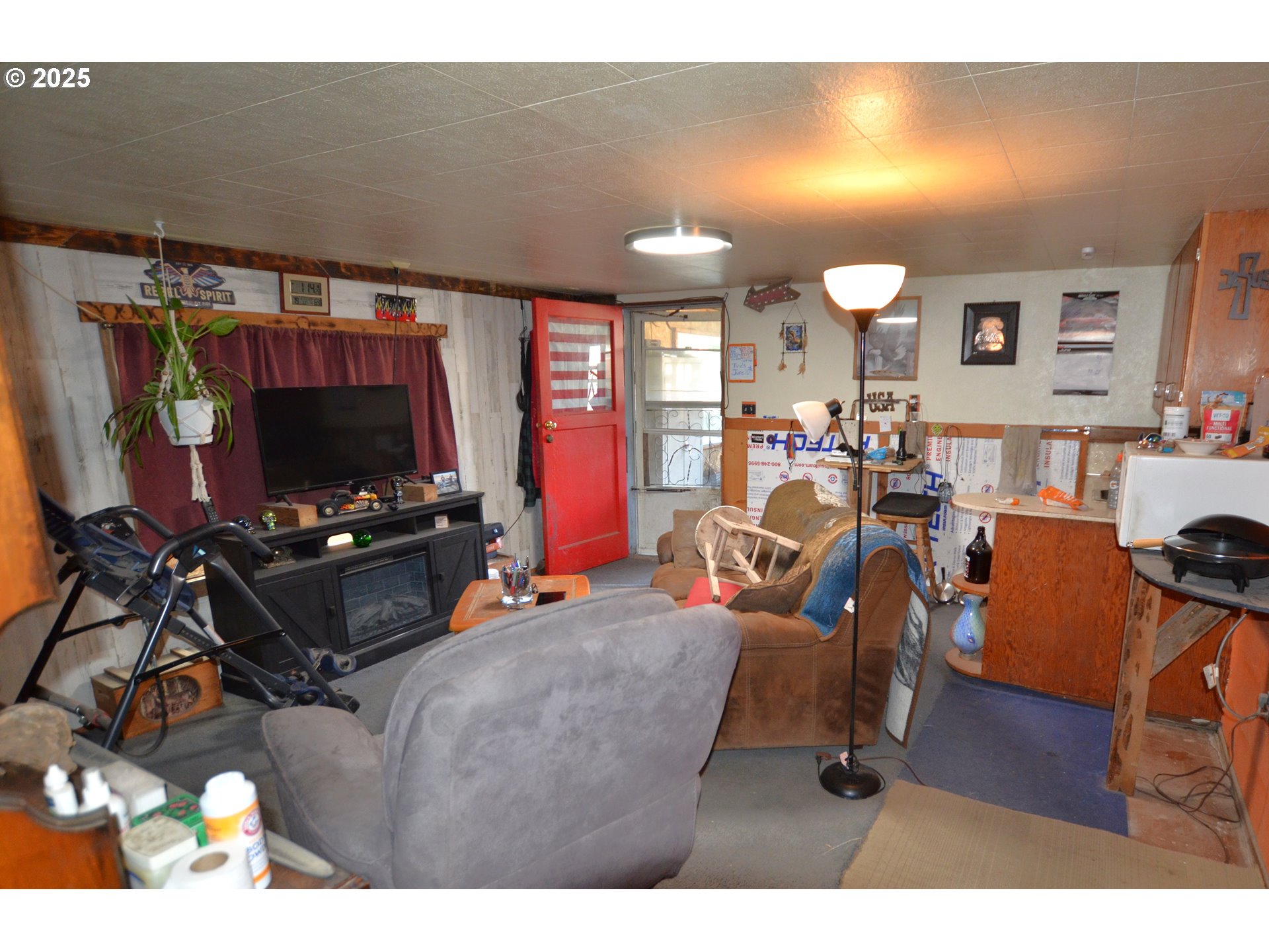46083 Adams Road Pendleton, OR 97801 - Photo 21 of 47 a room with gym equipment and a flat screen tv
