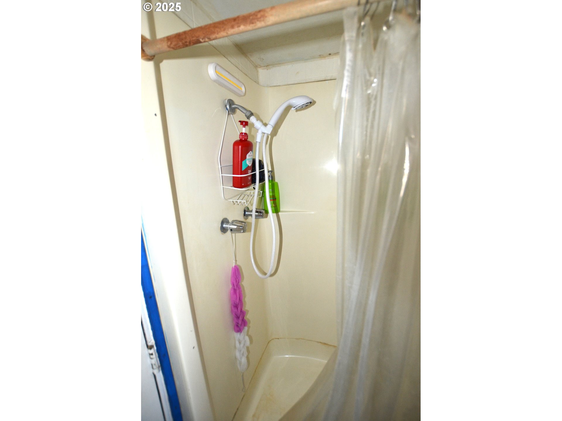 46083 Adams Road Pendleton, OR 97801 - Photo 24 of 47 a bathroom with a shower and a tub