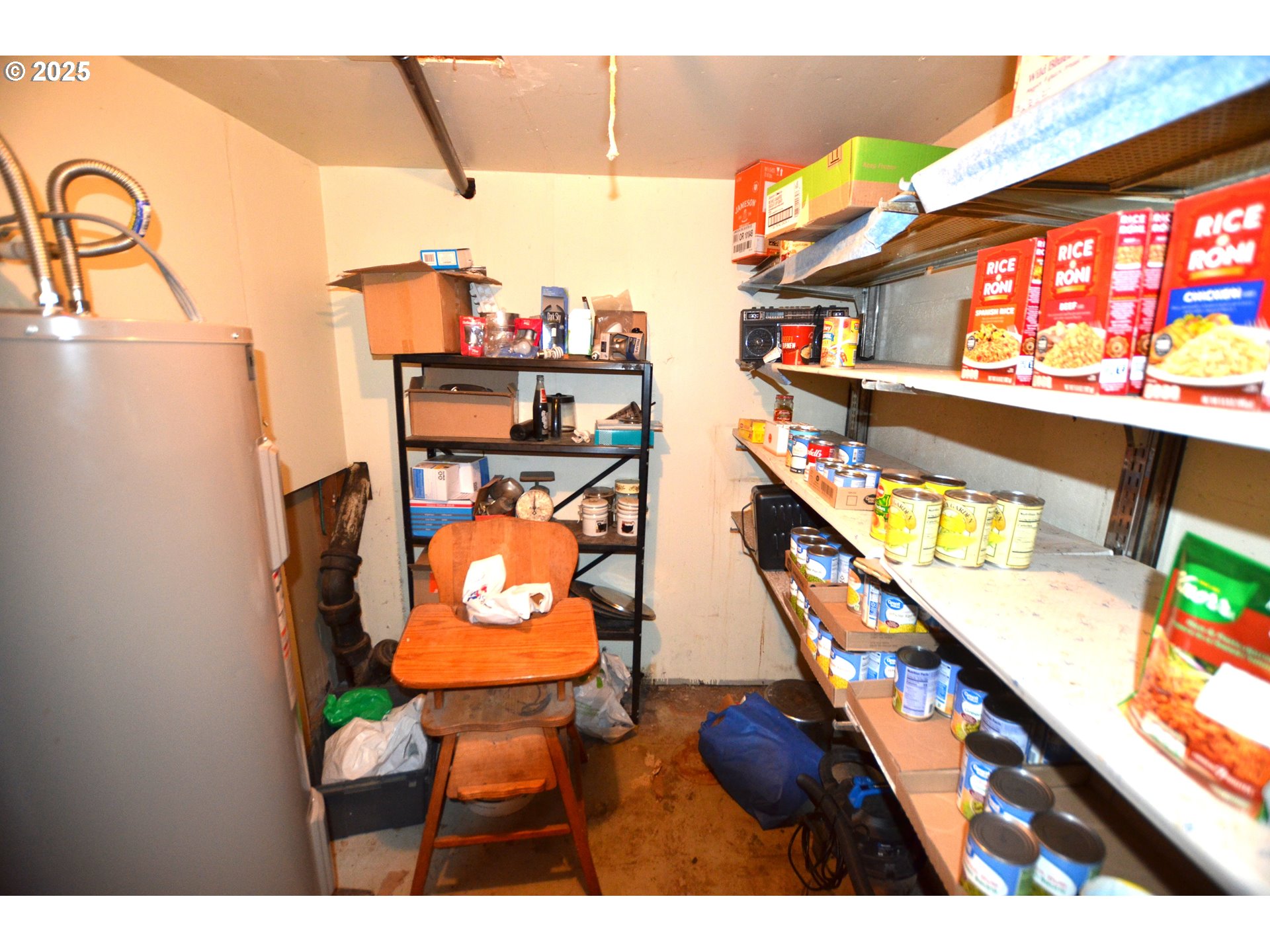 46083 Adams Road Pendleton, OR 97801 - Photo 25 of 47 a view of a living room with furniture