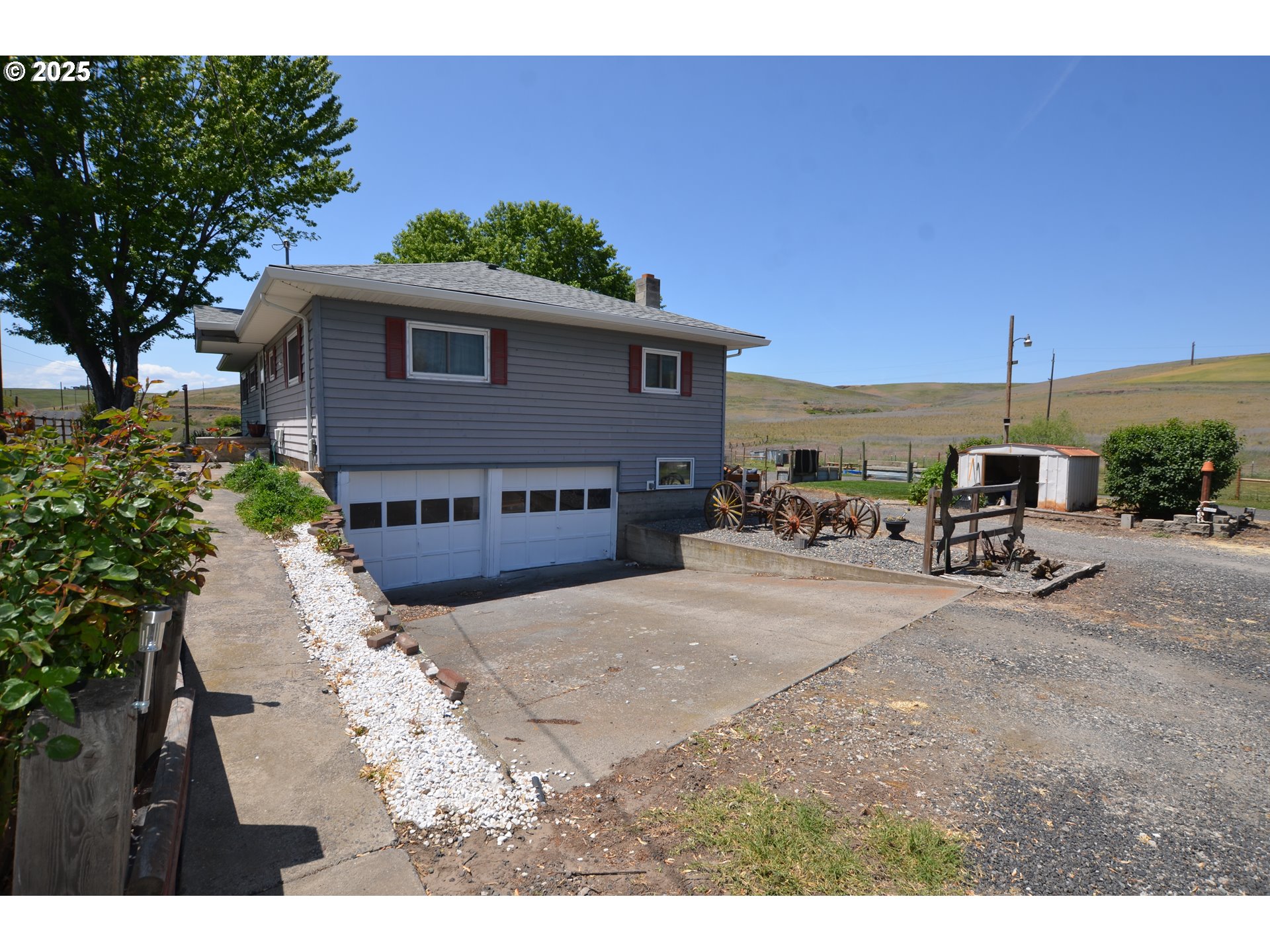 46083 Adams Road Pendleton, OR 97801 - Photo 7 of 47 a view of a backyard with sitting area