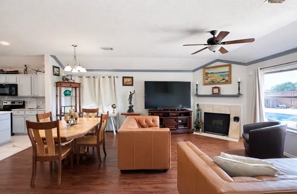 $309,000 | 418 Sun River Lane, Dickinson, TX 77539