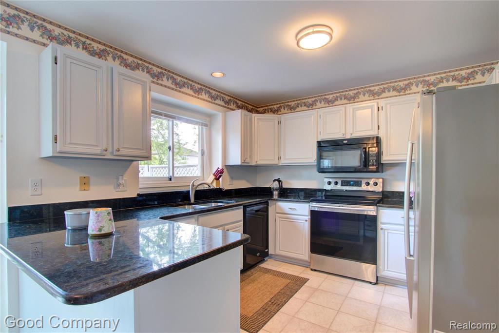 864 Preswick Court Rochester Hills, MI 48307 - Photo 15 of 47