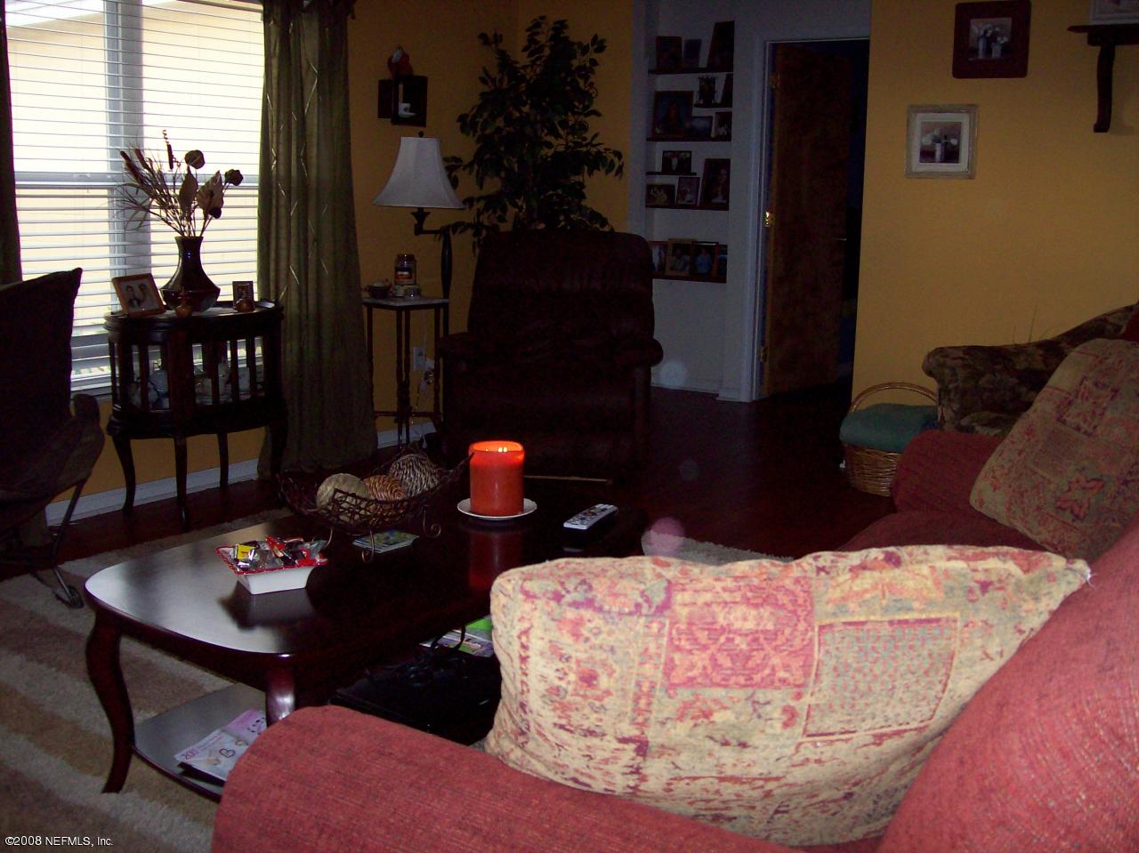 44238 Quail Ridge Avenue East Callahan, FL 32011 - Photo 2 of 9 a living room with furniture