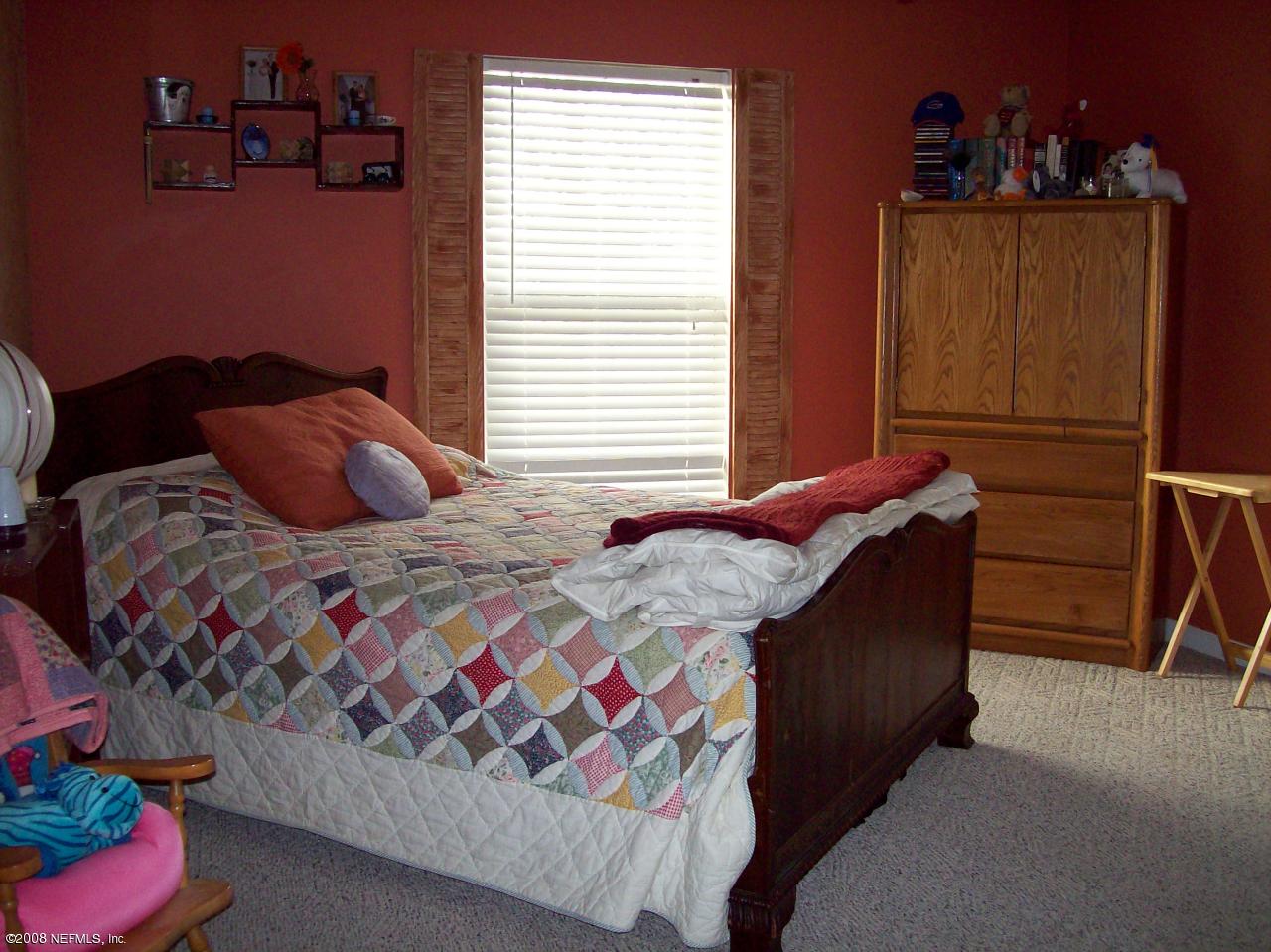 44238 Quail Ridge Avenue East Callahan, FL 32011 - Photo 7 of 9 a bedroom with a bed and a dresser