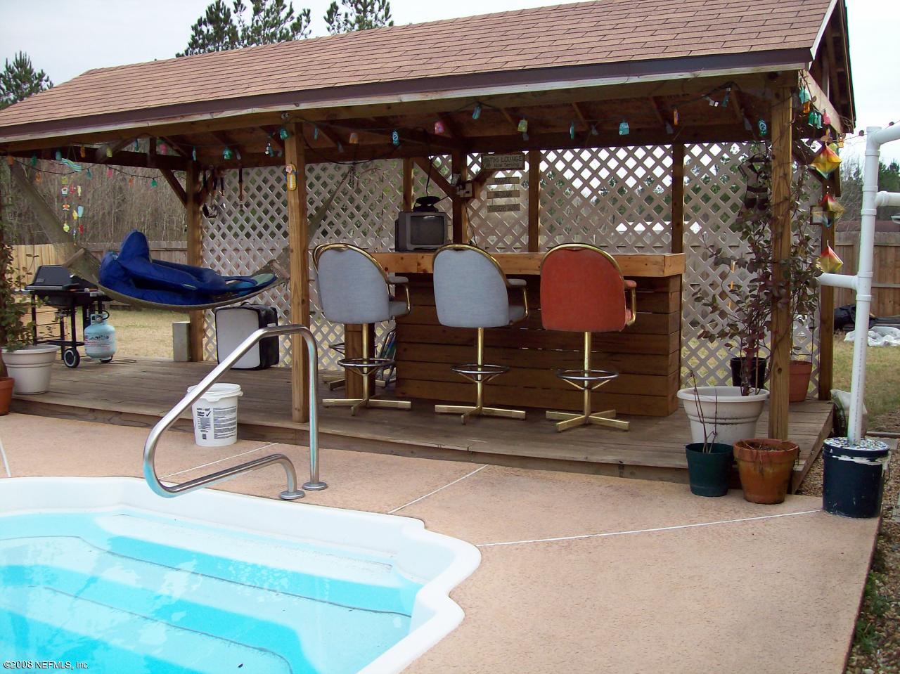 44238 Quail Ridge Avenue East Callahan, FL 32011 - Photo 8 of 9 a view of a patio with a table and chairs