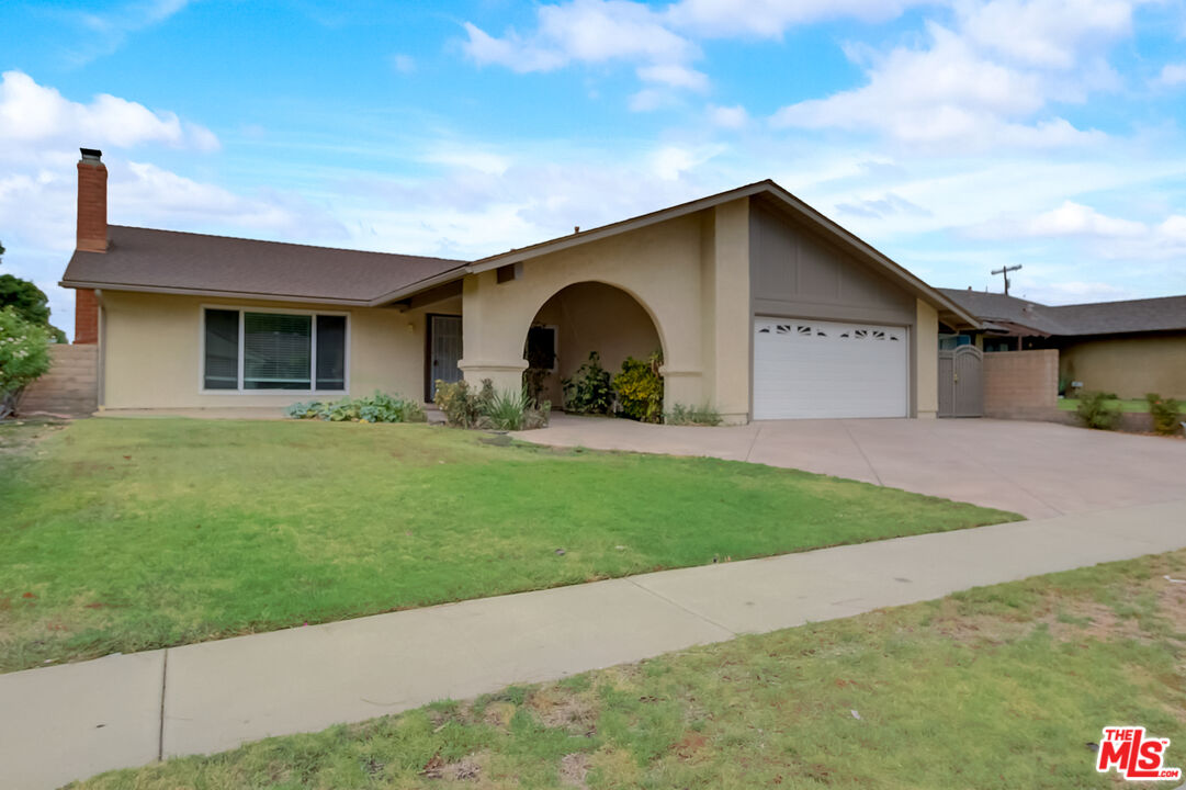 a view of a house with a yard