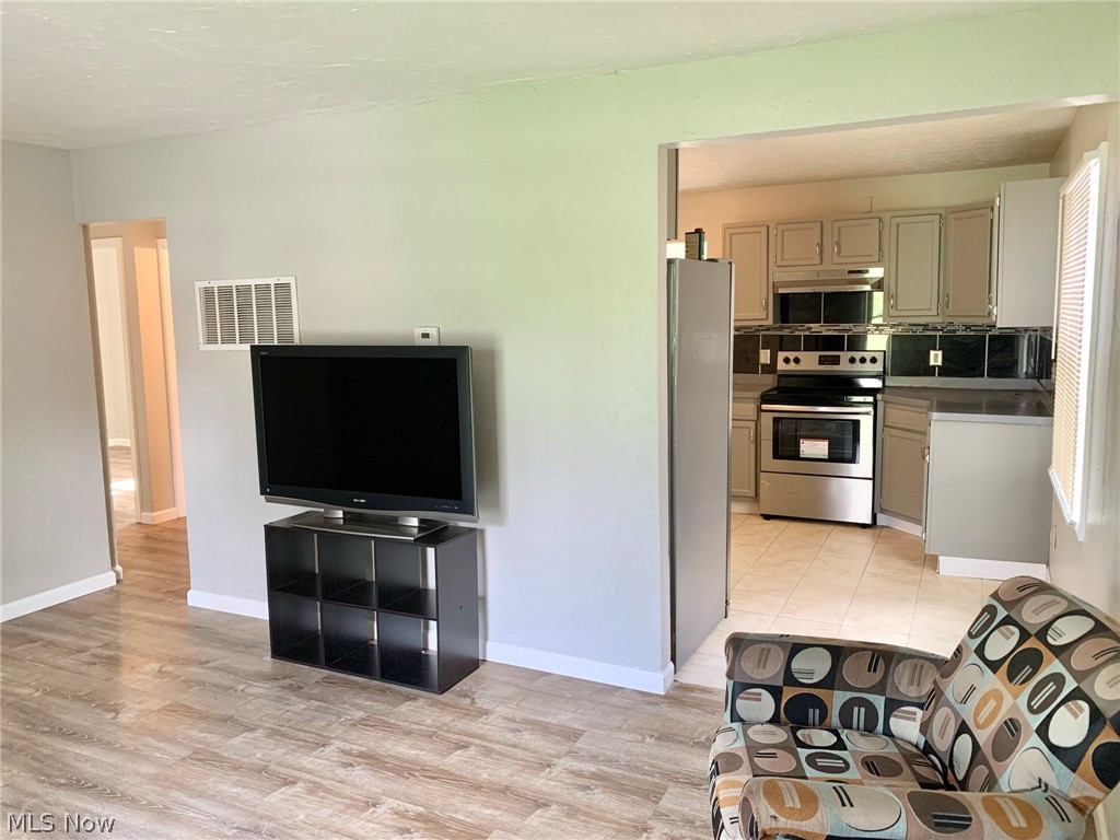 19508 Longbrook Road Cleveland, OH 44128 - Photo 3 of 22