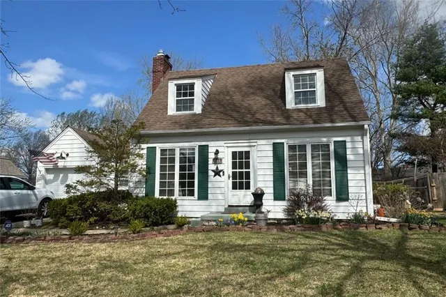 $255,000 | 410 Northeast Poplar Drive, Oakwood Park, MO 64118