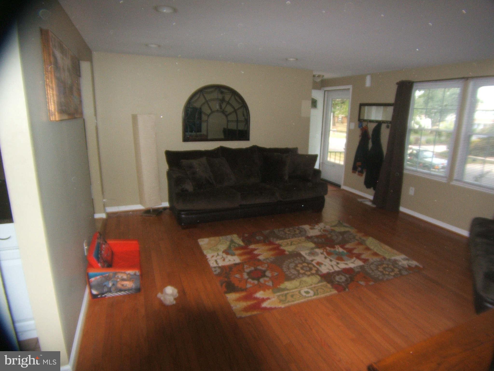 19113 Staleybridge Road Germantown, MD 20876 - Photo 4 of 17 a living room with furniture