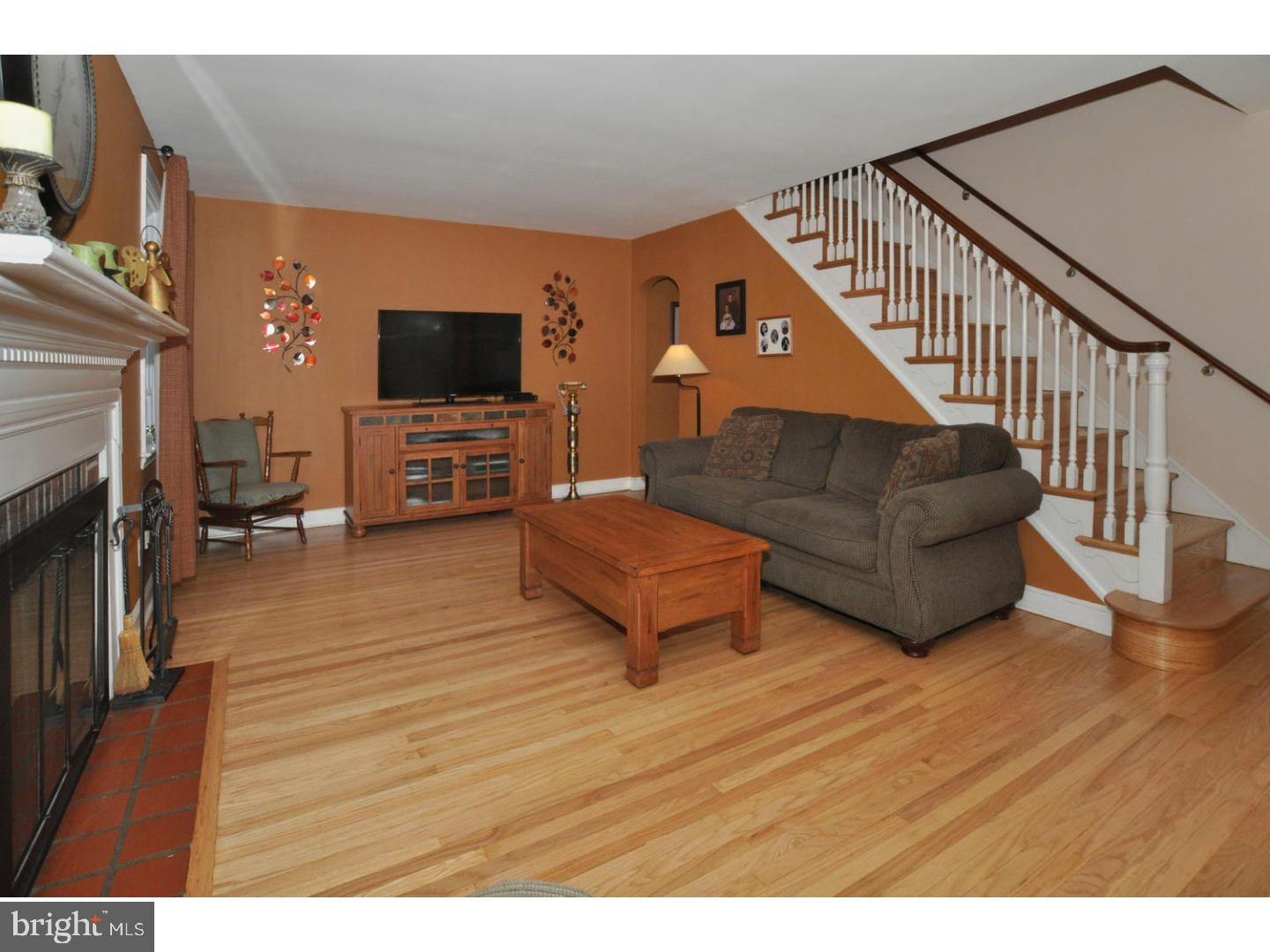 11 Johns Road Cheltenham, PA 19012 - Photo 5 of 25 Living Room