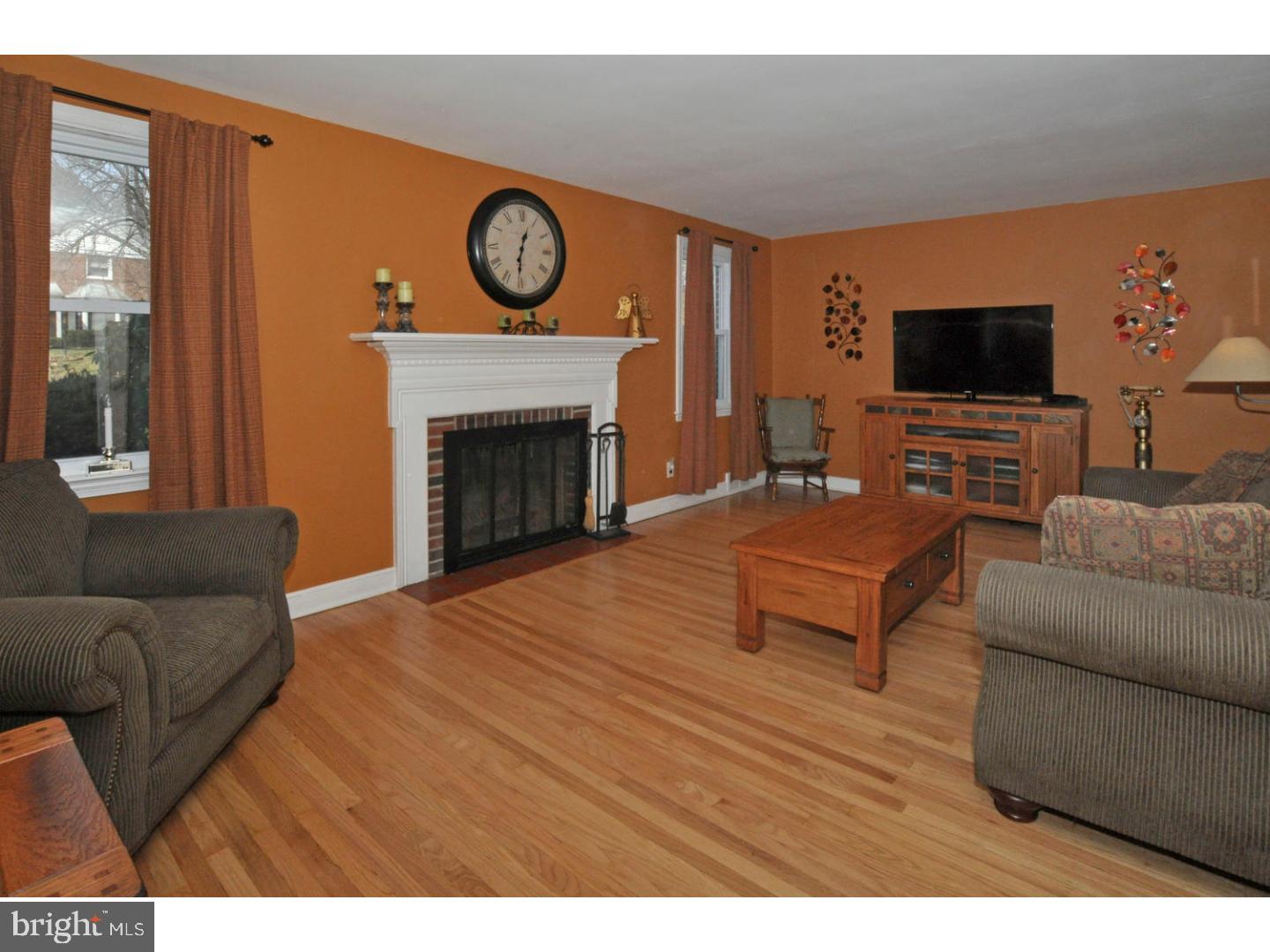 11 Johns Road Cheltenham, PA 19012 - Photo 6 of 25 Living Room
