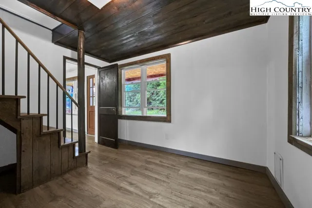 a view of entryway with window