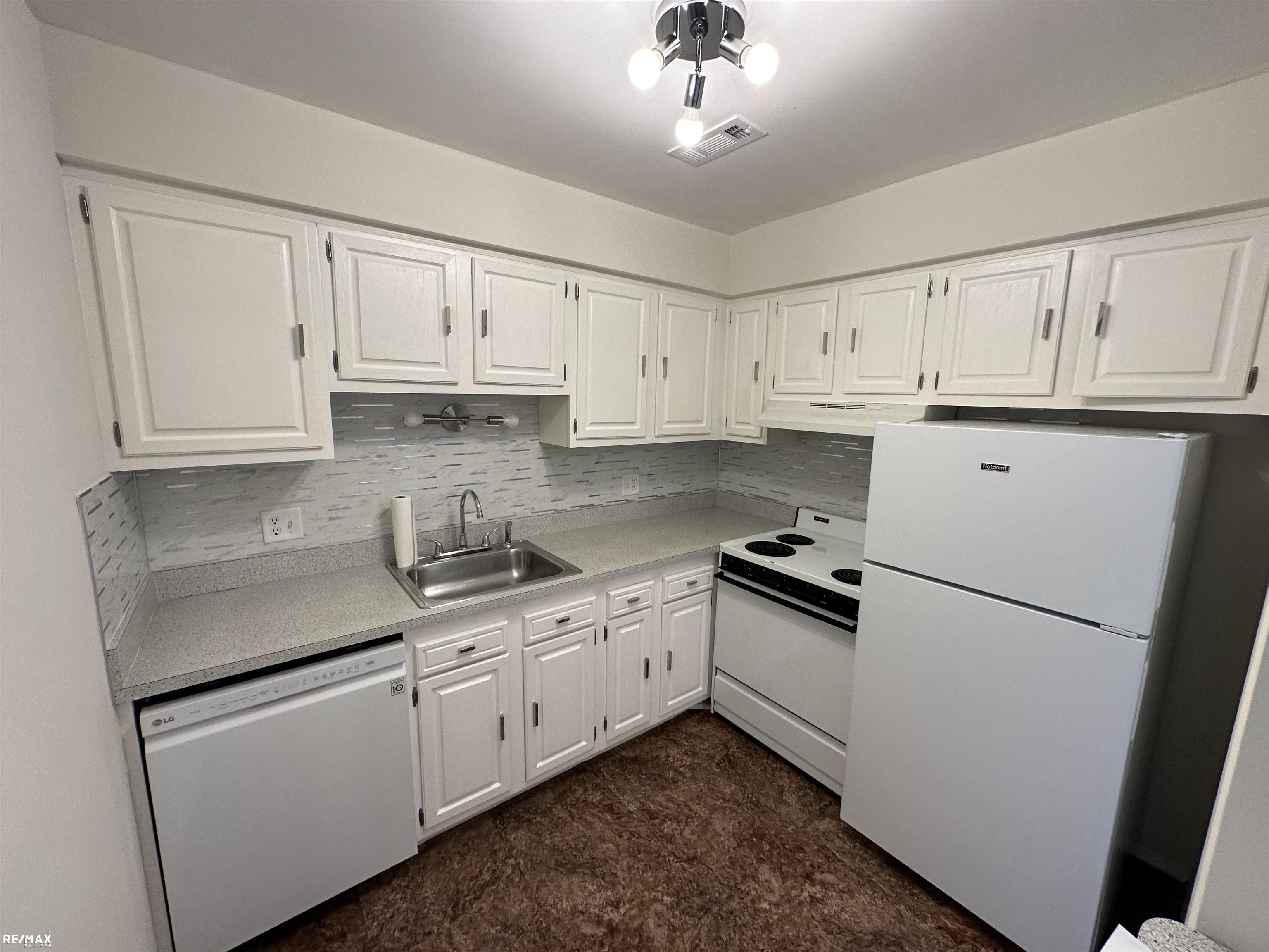 4913 East 10 Mile Road Warren, MI 48091 - Photo 7 of 12 50119472-6.JPG