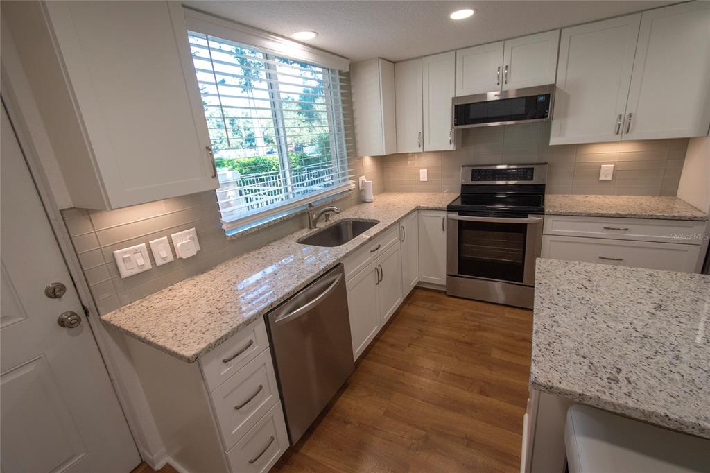 648 Cohen Way Sarasota, FL 34236 - Photo 11 of 34