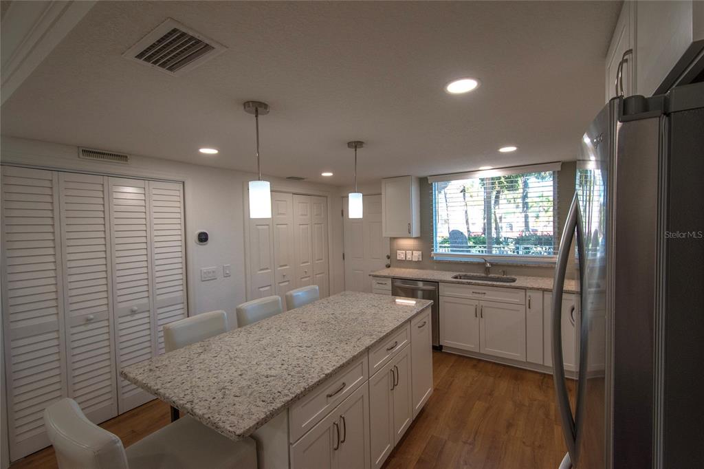 648 Cohen Way Sarasota, FL 34236 - Photo 10 of 34