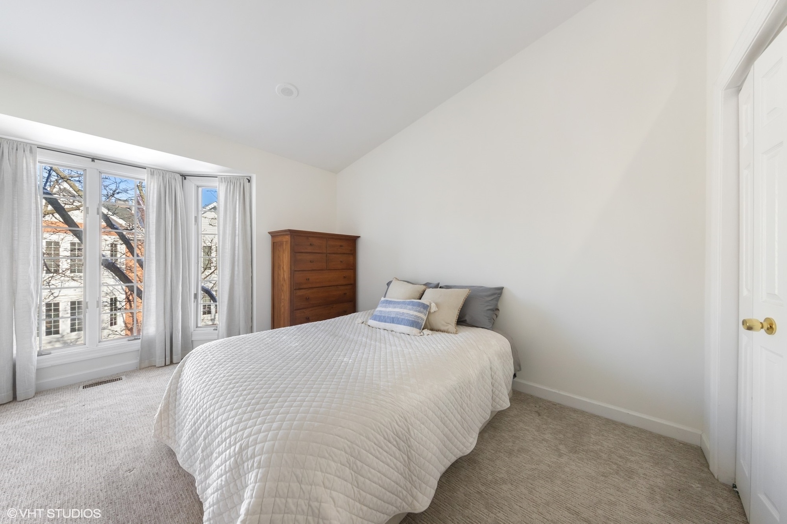 731 South Racine Avenue, Unit B Chicago, IL 60607 - Photo 18 of 29 a bedroom with a bed and a large window