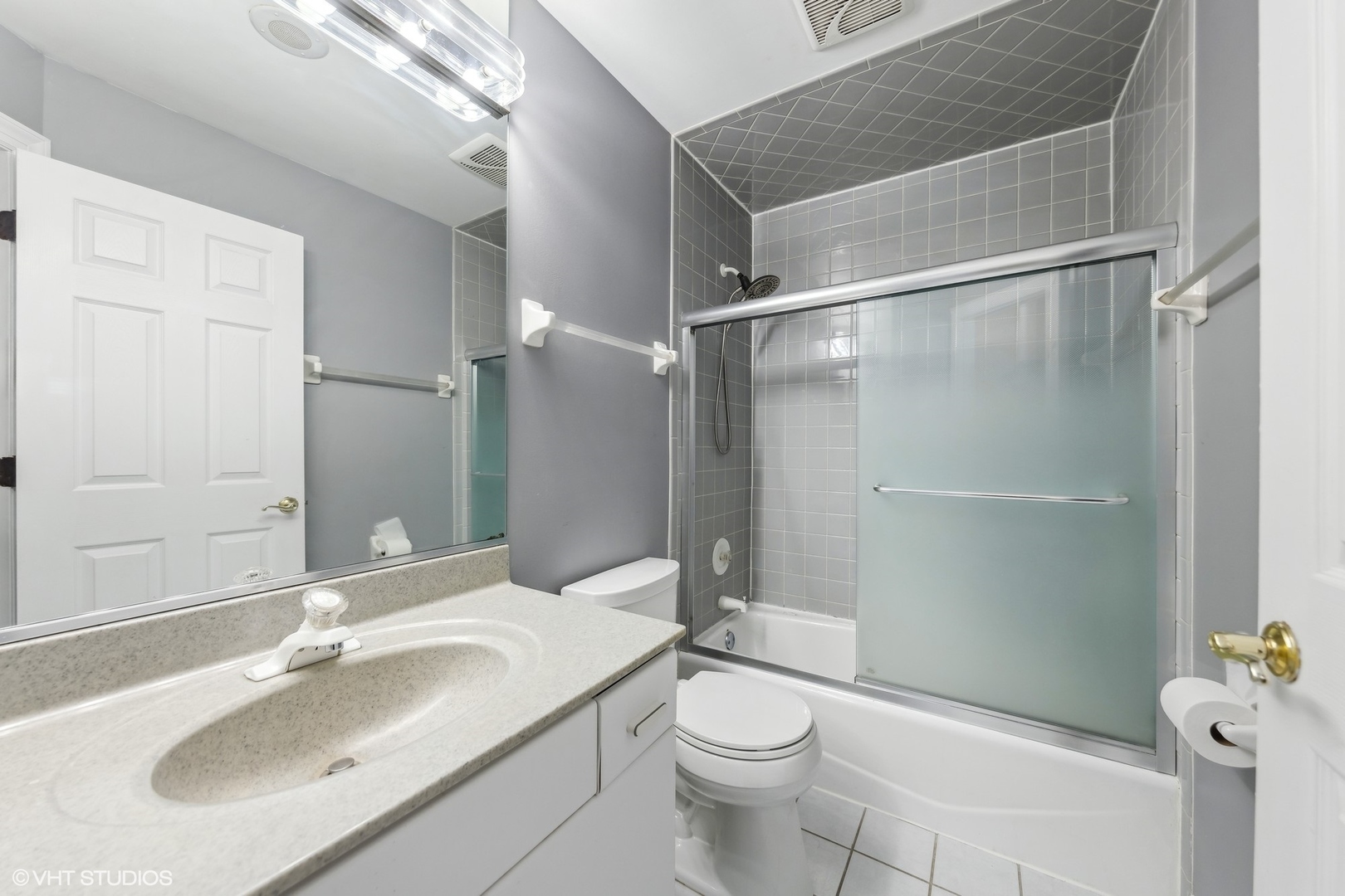 731 South Racine Avenue, Unit B Chicago, IL 60607 - Photo 20 of 29 a bathroom with a sink toilet and shower