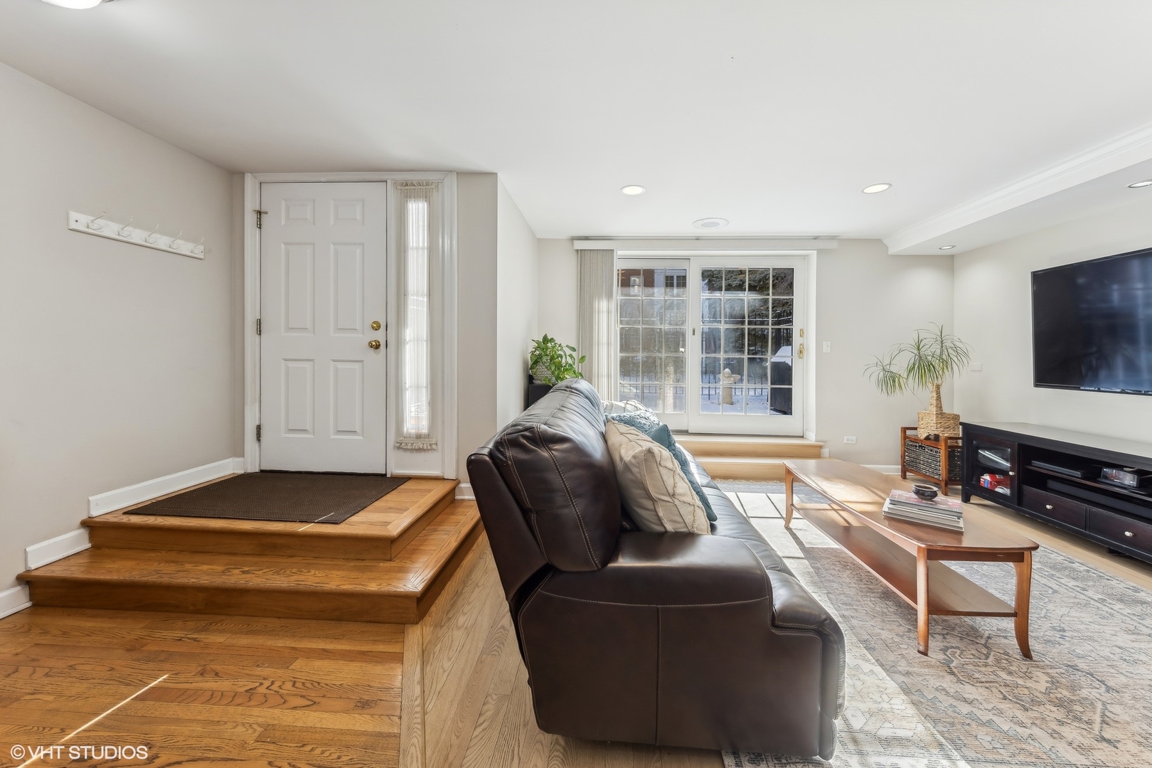 731 South Racine Avenue, Unit B Chicago, IL 60607 - Photo 3 of 29 a living room with furniture and a flat screen tv