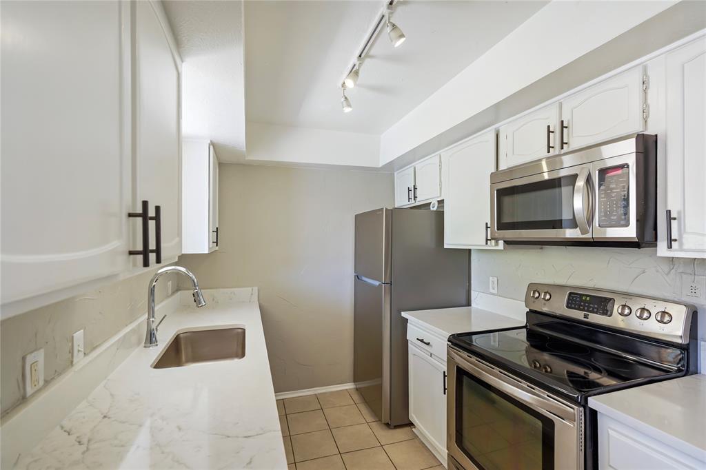 4523 North O'Connor Road, Unit 1177 Irving, TX 75062 - Photo 19 of 31 a kitchen with a refrigerator stove and microwave