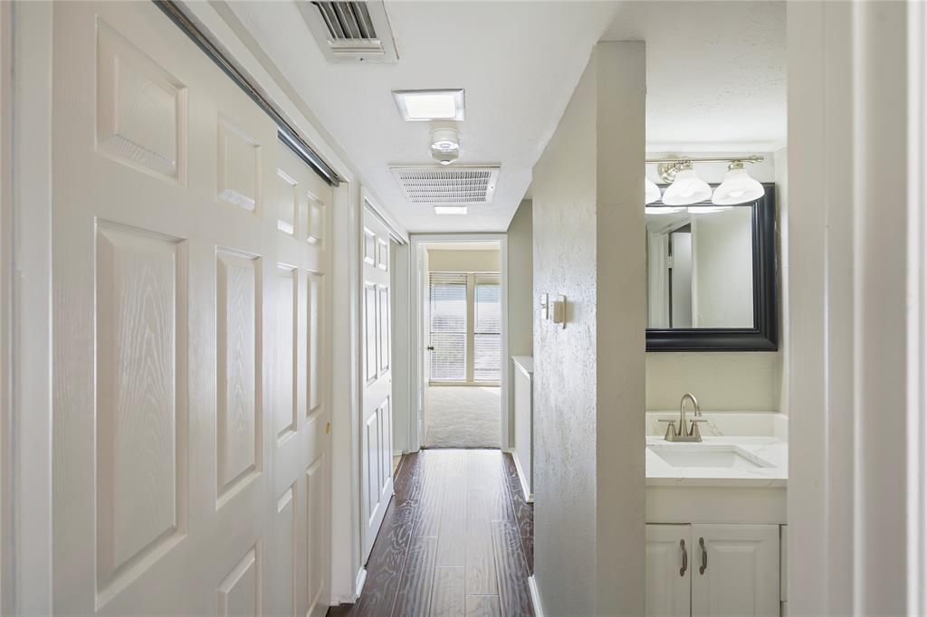 4523 North O'Connor Road, Unit 1177 Irving, TX 75062 - Photo 29 of 31 a en suite bathroom with a bathtub