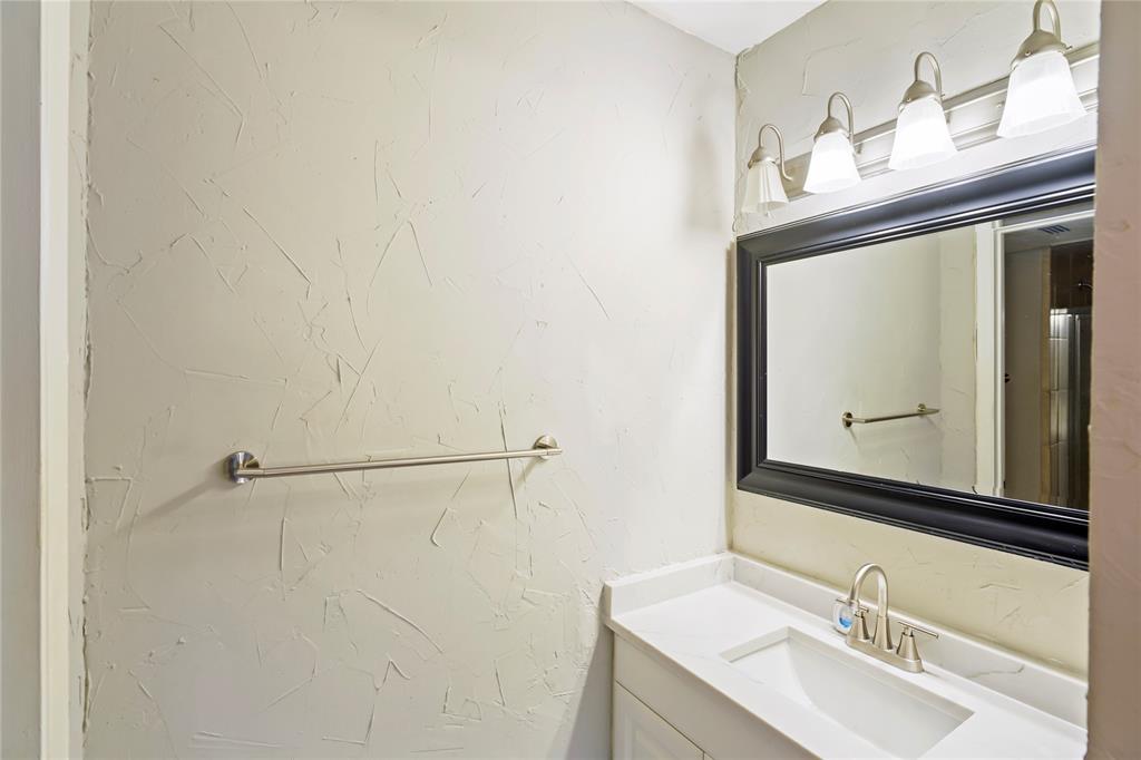 4523 North O'Connor Road, Unit 1177 Irving, TX 75062 - Photo 8 of 31 a bathroom with a sink and a mirror