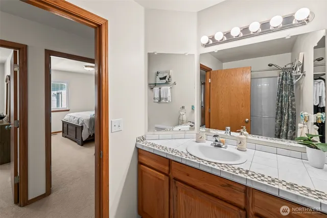 a en suite bathroom with a double vanity sink and a mirror