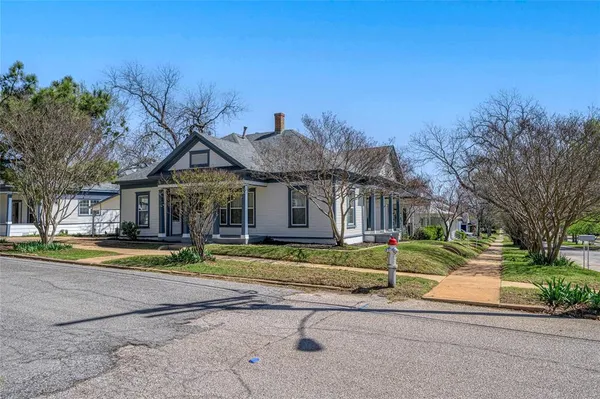 $1,700 | 1231 West Main Street, Denison, TX 75020
