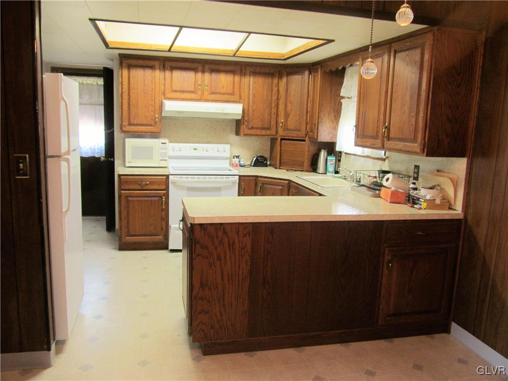Very nice kitchen. Lots of cabinet space. Newer st