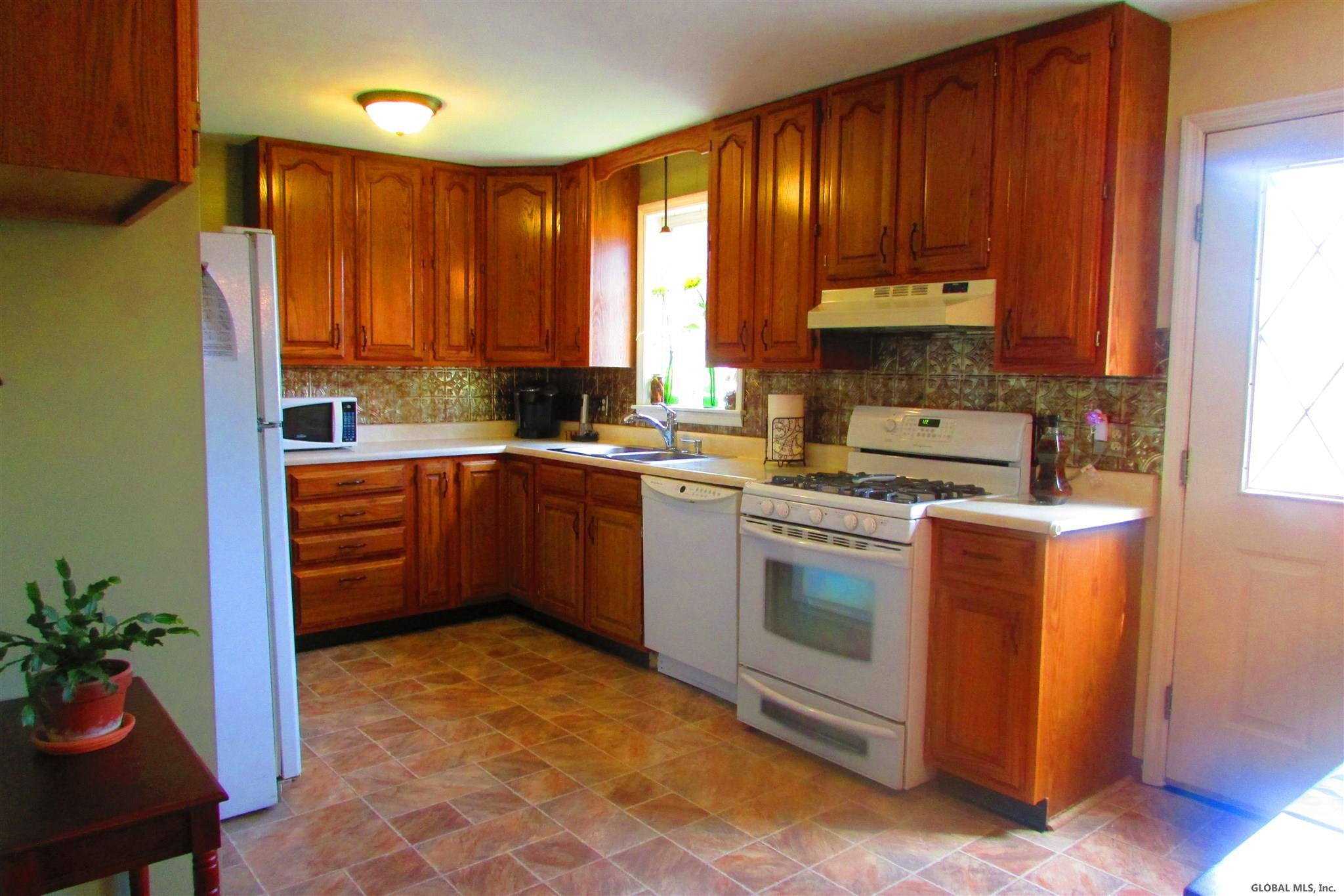 312 Kings Road Schenectady, NY 12304 - Photo 10 of 39 Photo 10