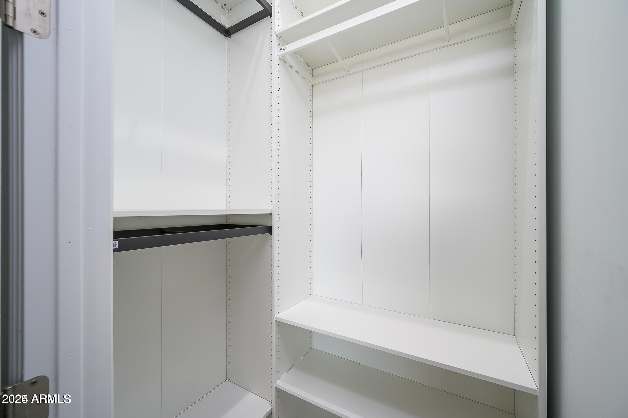 6729 North 13th Street Phoenix, AZ 85014 - Photo 20 of 24 a bathroom with a bathtub