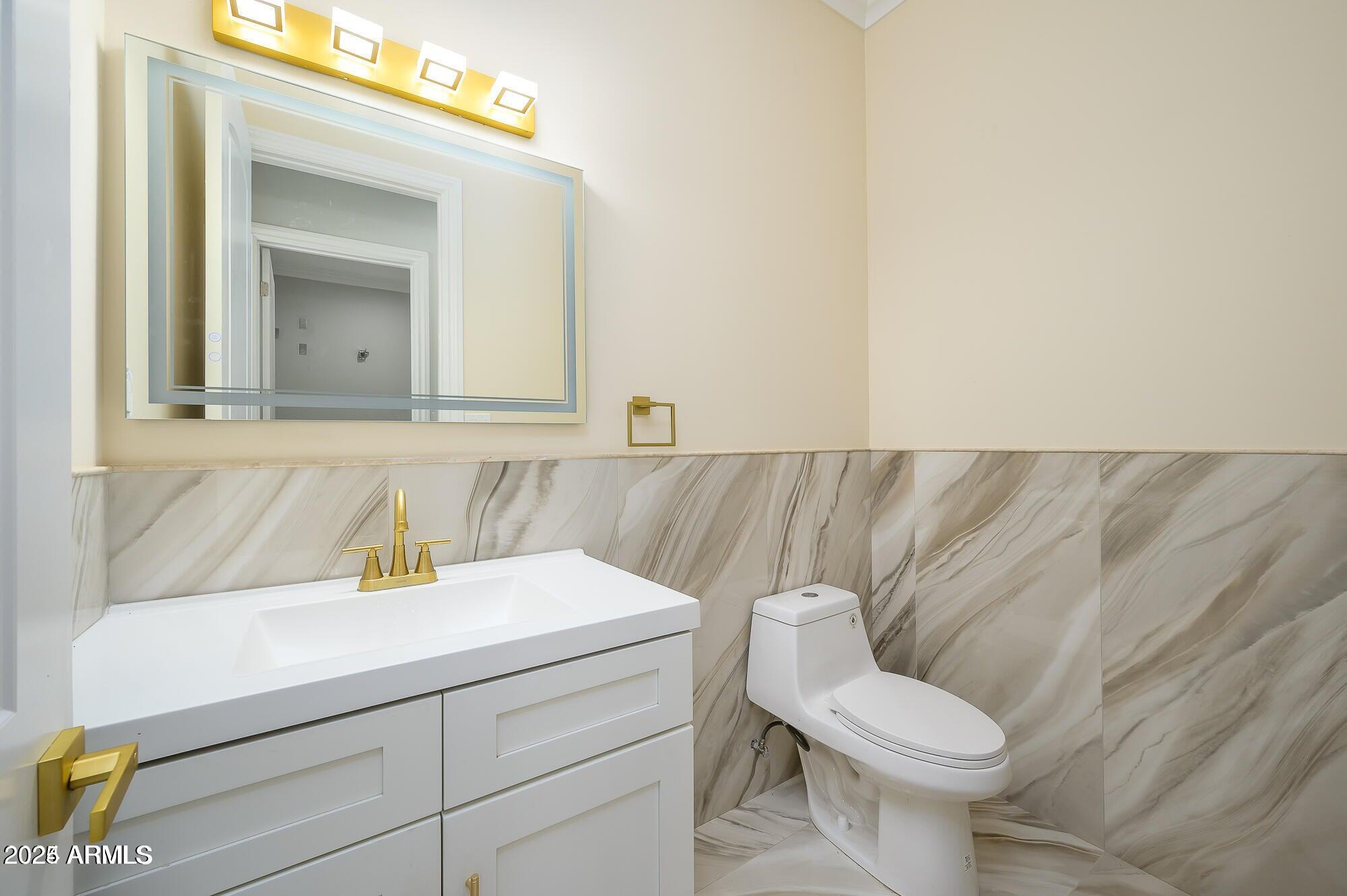 6729 North 13th Street Phoenix, AZ 85014 - Photo 23 of 24 a bathroom with a sink and a toilet