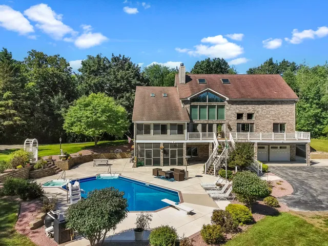 $1,395,000 | W2172 Country Club Lane, East Troy, WI 53120