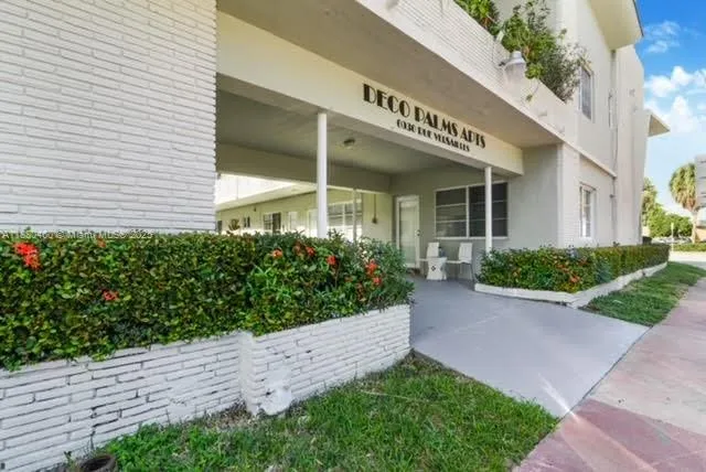 $1,950 | 6930 Rue Versailles Drive, Unit 24, Miami Beach, FL 33141