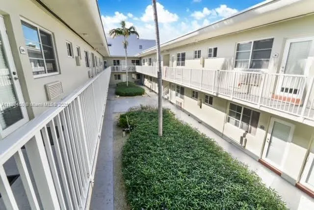 $1,950 | 6930 Rue Versailles Drive, Unit 24, Miami Beach, FL 33141