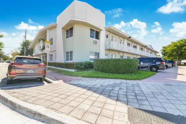 $1,950 | 6930 Rue Versailles Drive, Unit 24, Miami Beach, FL 33141