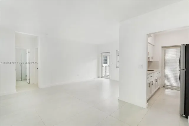$1,950 | 6930 Rue Versailles Drive, Unit 24, Miami Beach, FL 33141