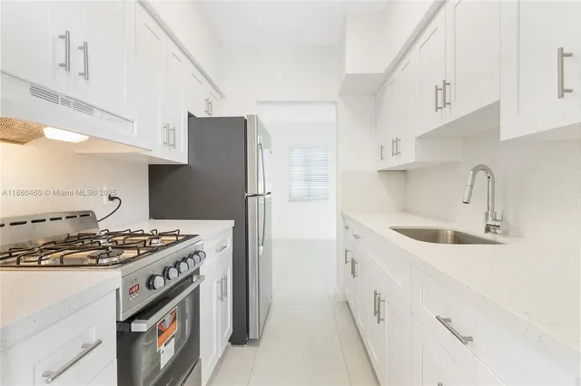 $1,950 | 6930 Rue Versailles Drive, Unit 24, Miami Beach, FL 33141