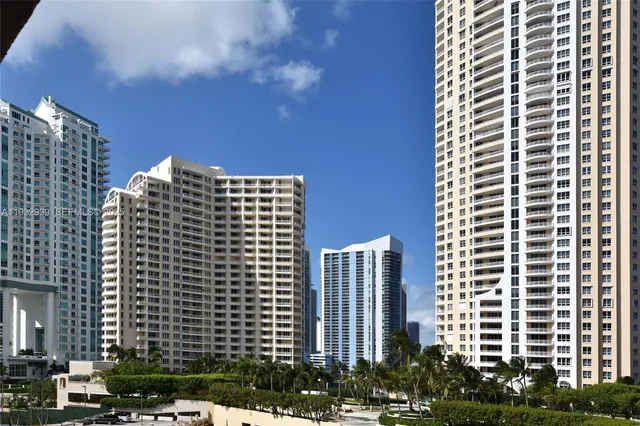 $2,600 | 540 Brickell Key Drive, Unit 826, Miami, FL 33131