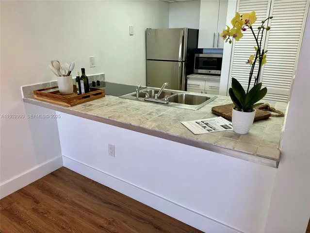 $2,600 | 540 Brickell Key Drive, Unit 826, Miami, FL 33131