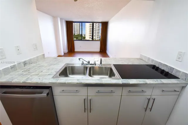 $2,600 | 540 Brickell Key Drive, Unit 826, Miami, FL 33131