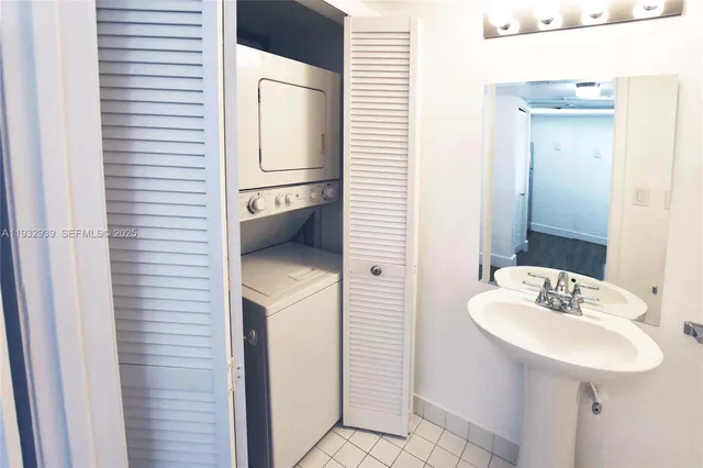 $2,600 | 540 Brickell Key Drive, Unit 826, Miami, FL 33131