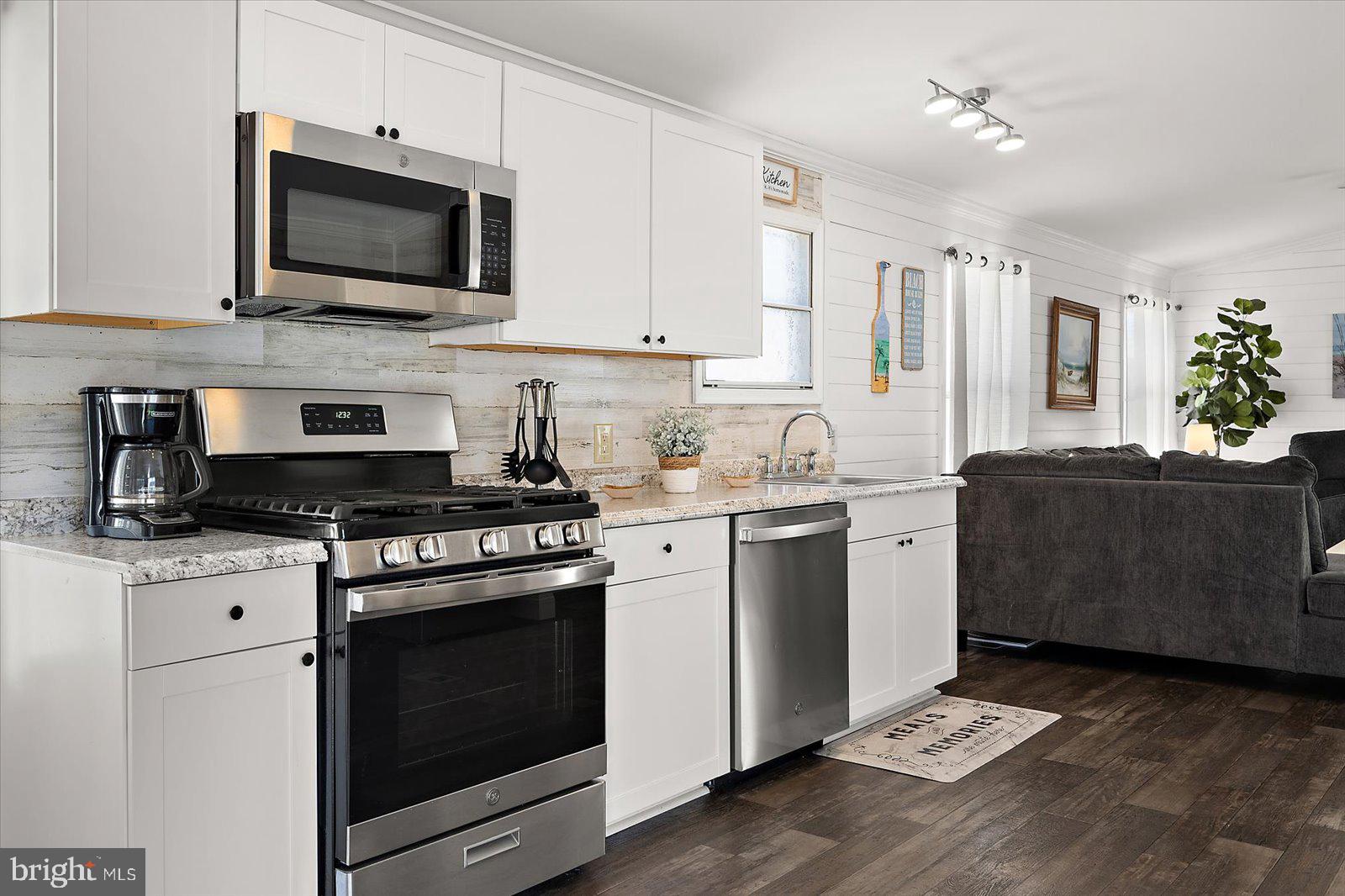 120 Pine Tree Road Ocean City, MD 21842 - Photo 16 of 50 Gas Stove