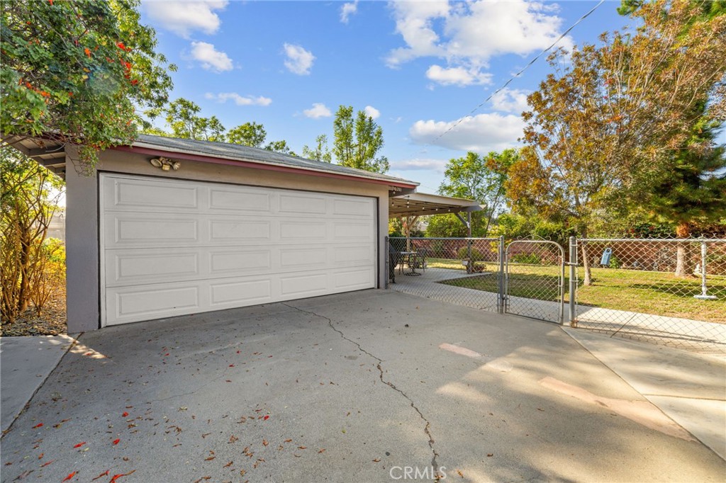 3924 Wayne Court Riverside, CA 92504 - Photo 5 of 31 a view of a garage