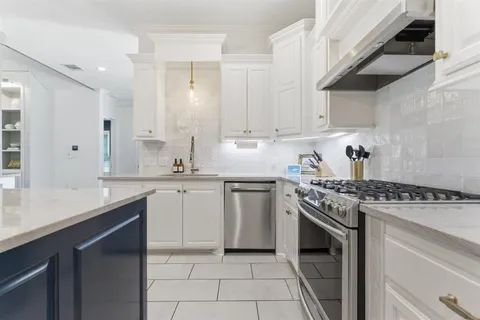 $865,000 | 5847 Lakeview Lane, Lake Charles, LA 70605