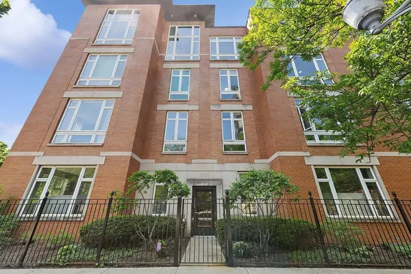 $4,000 | 1003 West Buena Avenue, Unit 3W, Chicago, IL 60613